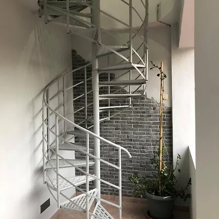 Poplar Lofts & Karavouzi * Prínos