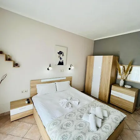 Poplar Lofts & Karavouzi * Prínosz