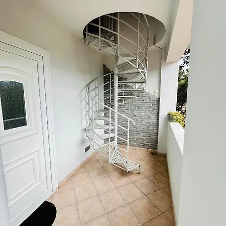 Poplar Lofts & Karavouzi * Prínosz