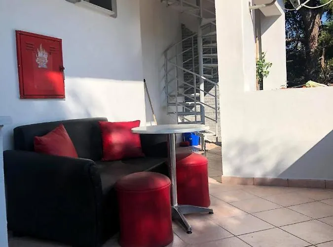 Poplar Lofts & Karavouzi 公寓