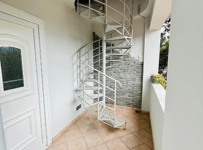 Poplar Lofts & Karavouzi * Prínos